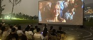 （男生艹女生把女生艹的嗷嗷叫的网站转载）成都秋夜“新耍法”：到公园看坝坝电影